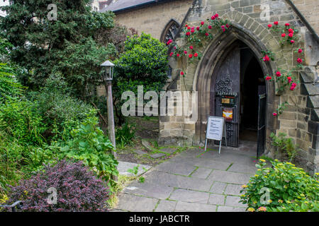 Der Eingang zum St. Bene't Kirche in Cambridge Stockfoto