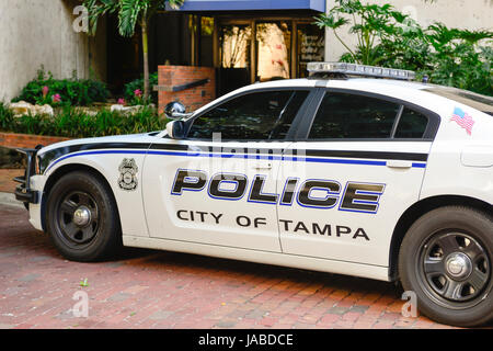 Ein Detail einer weiß mit blauen Streifen City of Tampa Polizei Auto unbesetzt und Parken in der Innenstadt von Tampa, FL Stockfoto