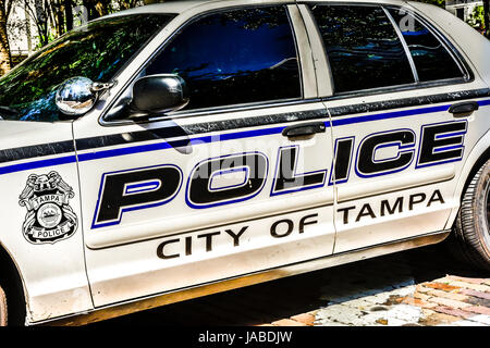 Ein Detail einer weiß mit blauen Streifen City of Tampa Polizei Auto unbesetzt und Parken in der Innenstadt von Tampa, FL Stockfoto