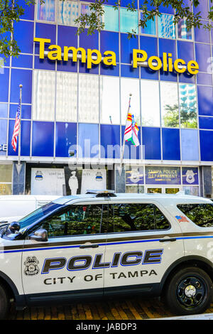 Die blauen Glas vor dem Eingang zum Tampa Police Department Bahnhof Hauptquartier mit Stadt Tampa Streifenwagen außerhalb parken in der Innenstadt von Tampa, FL Stockfoto