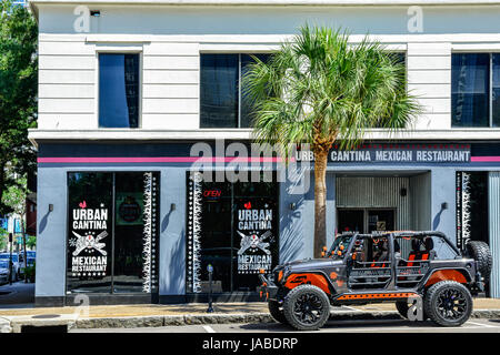 Eine individuelle Offroad-Jeep Fahrzeug geparkt außerhalb ein trendiges Restaurant, der städtischen Cantina, mexikanisches Restaurant in der Innenstadt von Tampa, FL Stockfoto