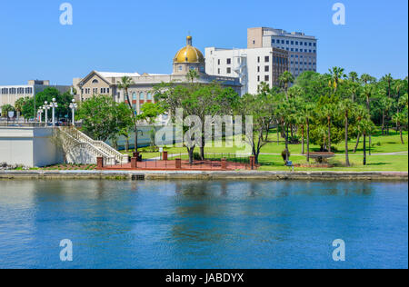 Blick über den Hillsborough River auf den Campus der University of Tampa vom Tampa River Walk in der Innenstadt von Tampa, Florida, USA Stockfoto