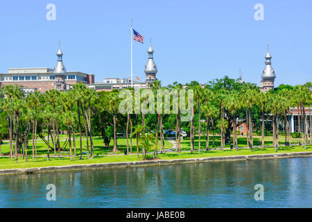 Blick über den Hillsborough River auf die einzigartige Architektur des Campus der University of Tampa aus Tampa River Walk in der Innenstadt von Tampa, FL Stockfoto