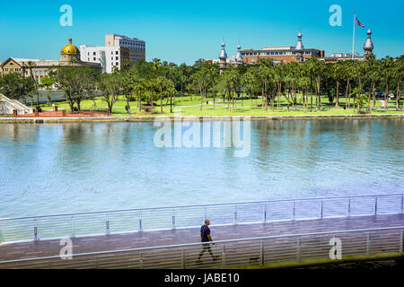 Blick über den Hillsborough River auf die einzigartige Architektur des Campus der University of Tampa aus Tampa River Walk in der Innenstadt von Tampa, FL Stockfoto