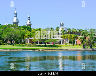 Blick über den Hillsborough River auf die einzigartige Architektur des Campus der University of Tampa aus Tampa River Walk in der Innenstadt von Tampa, FL Stockfoto