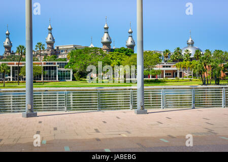 Blick über den Hillsborough River auf die einzigartige Architektur des Campus der University of Tampa aus Tampa River Walk in der Innenstadt von Tampa, FL Stockfoto