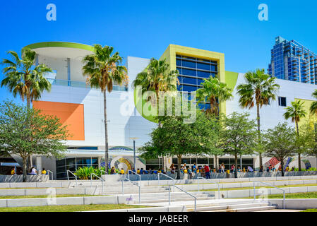 Die Glazer Kindermuseum ist ein bunt, industriellen, modernen Stück Architektur in der Innenstadt von Tampa, FL am Curtis Hixon Park am Wasser gelegen Stockfoto