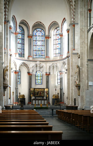 Köln, Deutschland - 24. November 2016: Das Innere der Kirche mit dem Altar, religiöse Reliquien und ein Triptychon am 24. November 2016 in St. Kunibert Stockfoto