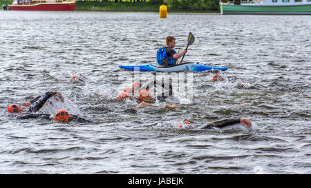 Schwimmer zu konkurrieren, die 2017 Ullswater EPIC Freiwasser schwimmen Event (3,8 km) Stockfoto