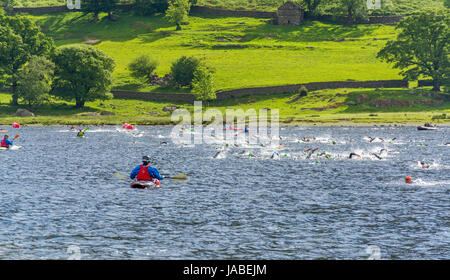 Schwimmer zu konkurrieren, die 2017 Ullswater EPIC Freiwasser schwimmen Event (3,8 km) Stockfoto