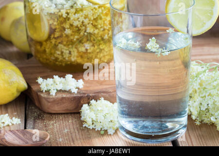 Limonade aus hausgemachter Holunderblüten Sirup hergestellt. Stockfoto