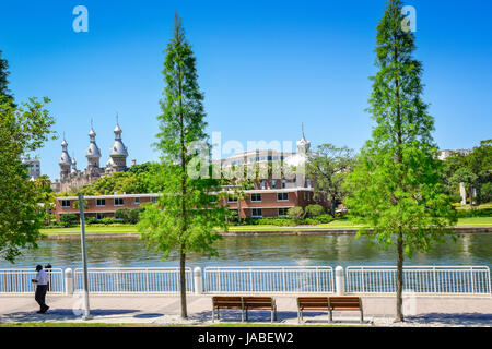 Blick über den Hillsborough River auf die einzigartige Architektur des Campus der University of Tampa aus Tampa River Walk in der Innenstadt von Tampa, FL Stockfoto