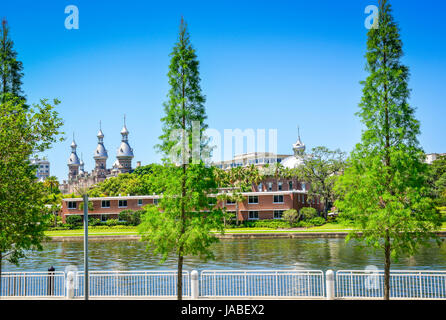 Blick über den Hillsborough River auf die einzigartige Architektur des Campus der University of Tampa aus Tampa River Walk in der Innenstadt von Tampa, FL Stockfoto