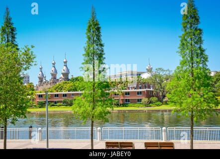 Blick über den Hillsborough River auf die einzigartige Architektur des Campus der University of Tampa aus Tampa River Walk in der Innenstadt von Tampa, FL Stockfoto