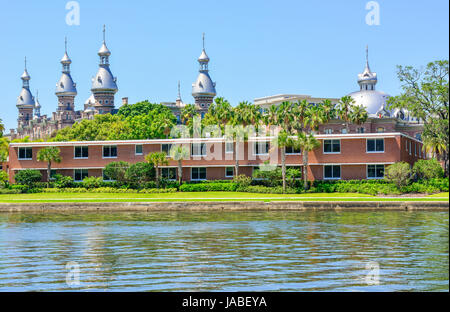 Blick über den Hillsborough River auf die einzigartige Architektur des Campus der University of Tampa aus Tampa River Walk in der Innenstadt von Tampa, FL Stockfoto