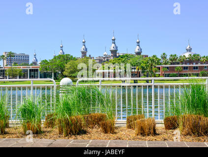 Blick über den Hillsborough River auf die einzigartige Architektur des Campus der University of Tampa aus Tampa River Walk in der Innenstadt von Tampa, FL Stockfoto