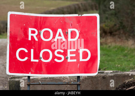 Landstraße geschlossen wegen Flussufer Bodensenkungen, Cumbria. Stockfoto