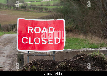 Landstraße geschlossen wegen Flussufer Bodensenkungen, Cumbria. Stockfoto