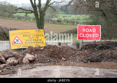 Landstraße geschlossen wegen Flussufer Bodensenkungen, Cumbria. Stockfoto