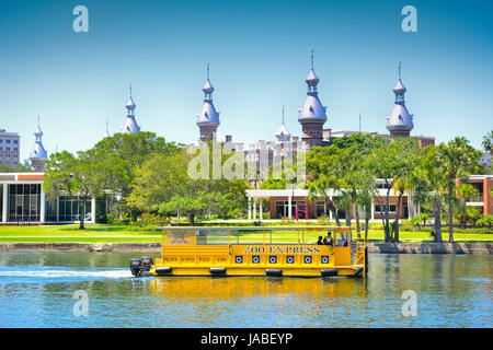 River Taxi auf dem Hillsborough River mit der einzigartigen Architektur des Campus der Universität von Tampa vom Tampa River Walk, Tampa, FL Stockfoto