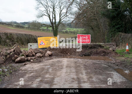 Landstraße geschlossen wegen Flussufer Bodensenkungen, Cumbria. Stockfoto