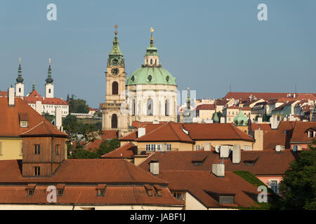 Prag, Tschechische Republik - 1. Juni 2017: die Dächer der Mala Strana mit der St.-Nikolaus-Kirche Stockfoto