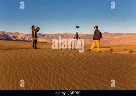 Asiatische Touristen, Touristen, Fotografen, Wanderer, Wandern, Mesquite flache Sanddünen, Death Valley Nationalpark, Death Valley, Kalifornien Stockfoto