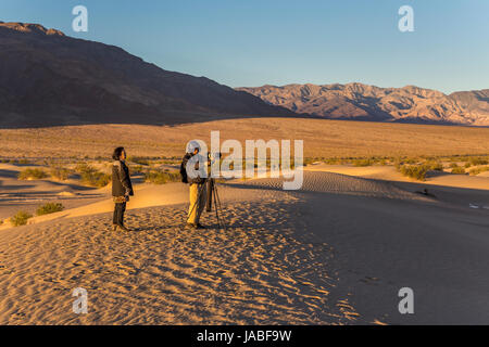 Asiatische Touristen, Touristen, Fotografen, Wanderer, Wandern, Mesquite flache Sanddünen, Death Valley Nationalpark, Death Valley, Kalifornien Stockfoto