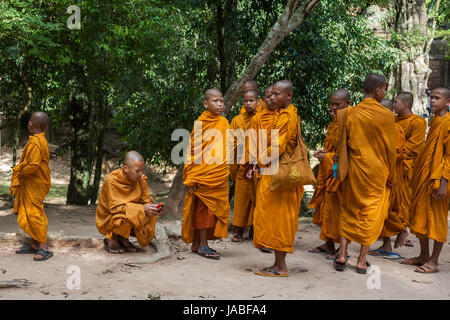 Junge buddhistische Mönche am Eingang zum Ta Prohm, Angkor, Siem Reap, Kambodscha Stockfoto