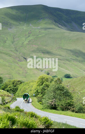 Gypsy-Reisenden mit Pferd gezogenen Wohnwagen auf der A683 in der Nähe von Cautley, Cumbria, UK. Stockfoto