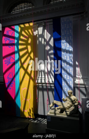 Sonnenlicht durchscheinen der Kuppel und fallen auf einen Gips gegossen und drapiert, während am Edinburgh College of Art Grad zeigen. Stockfoto