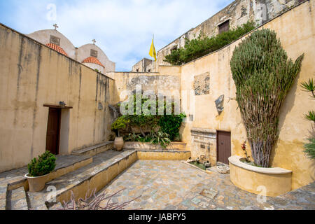 Preveli Kloster Innenhof mit der Kirche des Heiligen Johannes, Rethymno, Kreta, Griechenland. Stockfoto