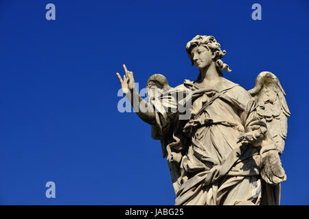 Engelsstatue halten die Nägel von Jesus Cross auf Sant'Angelo Brücke in Rom (mit blauen Himmel und Kopie) Stockfoto