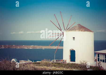 Abstrakte Sicht der kykladischen Stil der traditionellen Häuser und Windmühlen im Santorini, Griechenland. Stockfoto