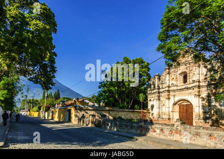 Antigua, Guatemala - 30. Mai 2012: San Jose El Viejo Ruinen & agua Vulkan in der kolonialen Stadt & UNESCO-Weltkulturerbe von Antigua Stockfoto