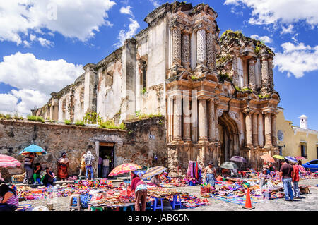 Antigua, Guatemala - Oktober 4, 2014: Wochenende maya Textilmarkt außerhalb El Carmen Ruinen in der kolonialen Stadt & UNESCO-Weltkulturerbe von Antigua Stockfoto