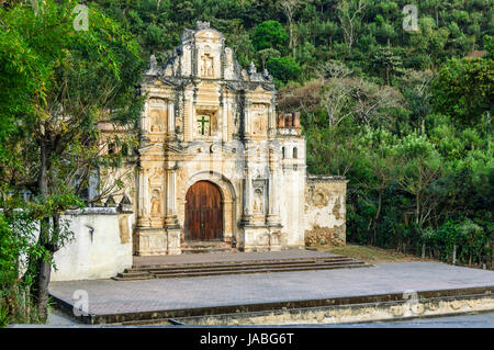 Ermita de la Santa Cruz Ruinen, eine der ältesten Wallfahrtskirchen in der kolonialen Stadt & UNESCO-Weltkulturerbe von Antigua, Guatemala, Mittelamerika. Stockfoto