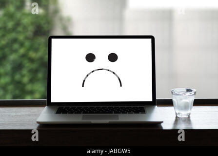 Depressive Gefühle Konzept, Smiley Gesicht Emoticon gedruckt. Stockfoto