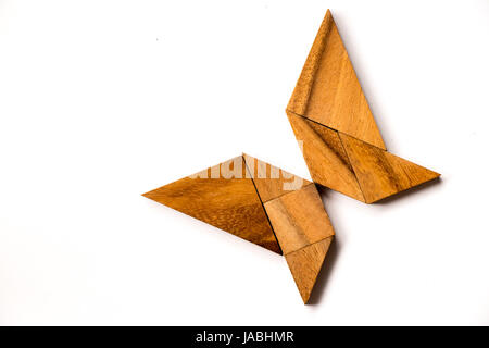 Hölzerne Tangram puzzle in Schmetterlingsform auf weißem Hintergrund Stockfoto