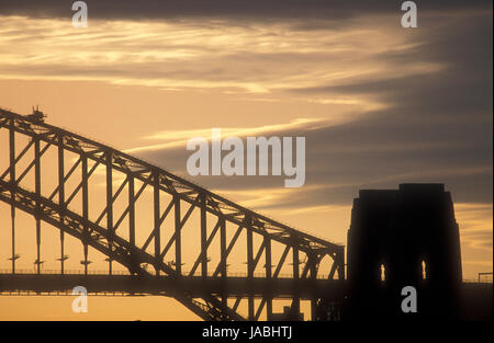 SONNENUNTERGANG ÜBER EINEM ABSCHNITT DER SYDNEY HARBOUR BRIDGE MIT WOLKENBILDUNG IM HINTERGRUND. SYDNEY, AUSTRALIEN. Stockfoto