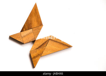 Hölzerne Tangram puzzle in Schmetterlingsform auf weißem Hintergrund Stockfoto