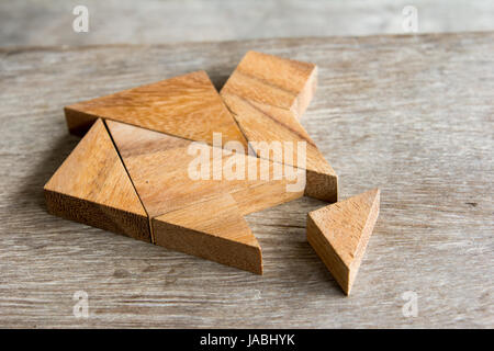 Hölzerne Tangram Puzzle warten zu Hause Form für Build Traum nach Hause oder glücklich Lebenskonzept zu erfüllen Stockfoto