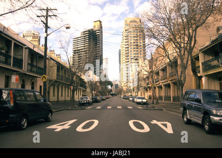 Sydney Straßenszene mit Reihenhäusern im innerstädtischen Vorort Surry Hills und 40 km-Schildern mit Geschwindigkeitsbeschränkungen auf der Straße. Stockfoto