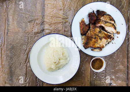 Gegrillte Hähnchen und klebrigen Reis auf hölzernen Hintergrund Stockfoto