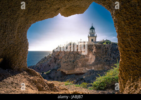 Leuchtturm bei Akrotiri durch einen Frame an ein Fenster einer Höhle, Santorini, Griechenland. Stockfoto