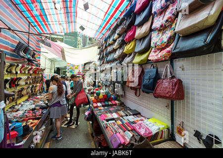 Hong Kong, Hong Kong SAR - 16. Juni 2015: Verkäufer an einem Marktstand in Ladies Market. Es ist eine sehr bekannte Straßenmarkt in Mong Kok Viertel in Tung Cho Stockfoto