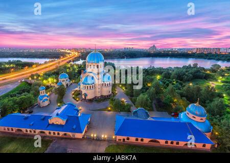 Blick auf Kirche der Heiligen Dreifaltigkeit auf Borisov Teiche am Abend. Orekhovo-Borisovo, Moskau, Russland Stockfoto