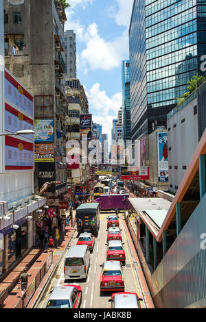 Hong Kong, Hong Kong SAR - 16. Juni 2015: Mongkok Kowloon Menschen und Fahrzeuge voll auf die Straßen, unten die alten Gebäude mit voller neo Stockfoto