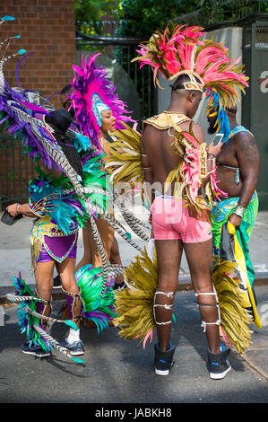 NEW YORK CITY - 21. Juni 2016: Tänzer in farbenprächtigen Karneval Kostüme Rest am Ende der jährlichen Gay Pride Parade in Greenwich Village. Stockfoto