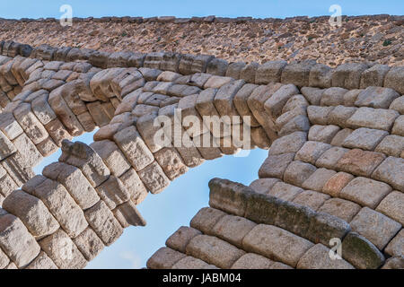 Teilansicht des römischen Aquädukts befindet sich in der Stadt Segovia, UNESCO-Weltkulturerbe, Spanien Stockfoto